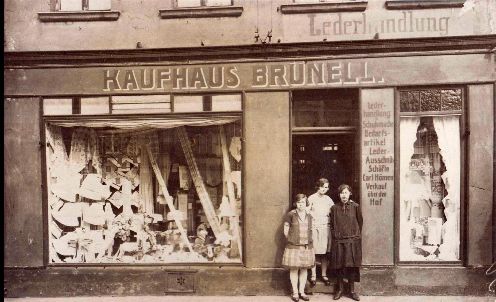 Das zweite Geschäftsstandort des Kaufhauses Brünell in der Uhlstraße 37. Paula und Helene im Vordergrund (c) Archiv H.J. Rothkamo