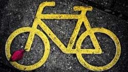 Symbolbild Fahrrad auf Asphalt