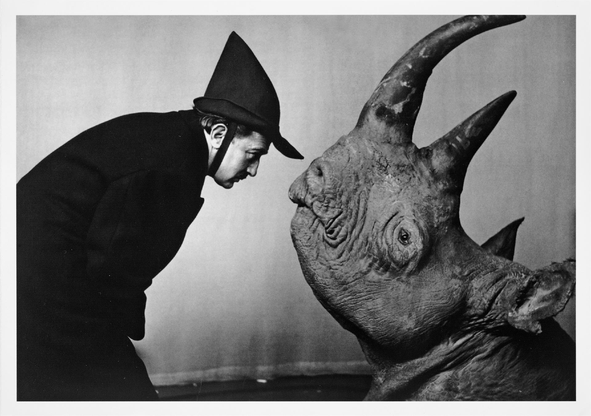 Pressebild 4_Philippe Halsman, Salvador Dalí mit Rhinozeros, 1956, Fotografie, Privat-sammlung, © Courtesy Heinz Joachim Kummer-Stiftung, Foto: Jürgen Vogel für das Max Ernst Museum Brühl des LVR