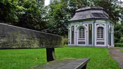 Muschelkapelle vor Schloss Falkenlust (c) Jürgen Maria Waffenschmidt, www.jmw-photo.de